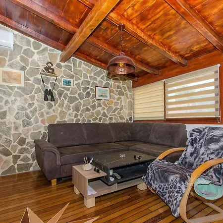 Nyaraló House Frane